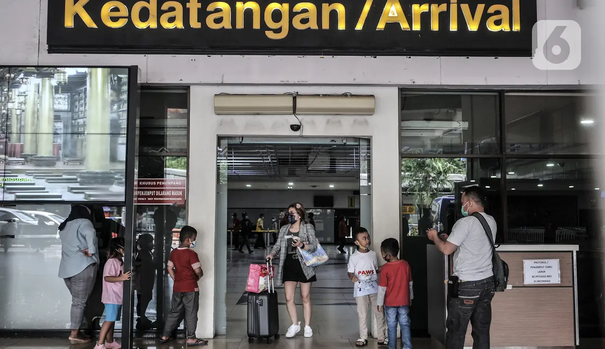 Penumpang keluar dari terminal kedatangan Bandara Halim Perdanakusuma, Jakarta, Kamis (17/12/2020). Pemerintah mewajibkan penumpang semua moda transportasi yang masuk dan keluar Jakarta untuk melakukan rapid test antigen mulai 18 Desember 2020 - 8 Januari 2021. (merdeka.com/Iqbal Nugroho)