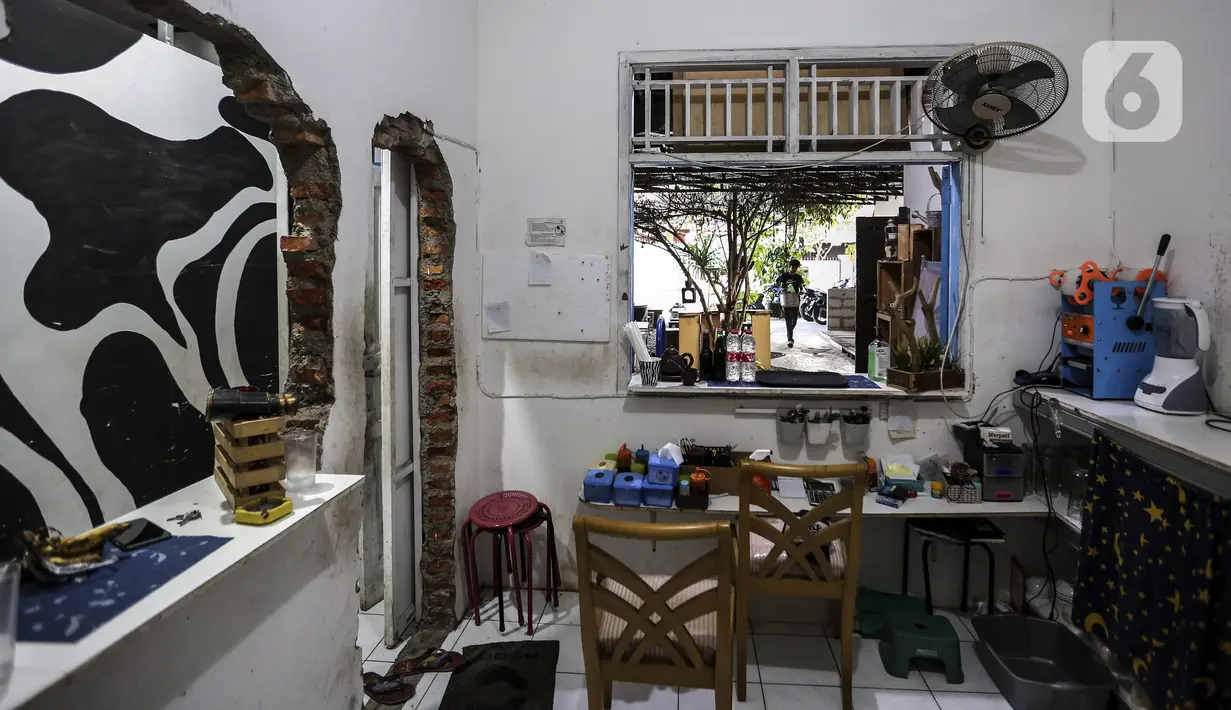 Suasana Kedai Poci (KEPO) di Hj Kelik, Kelapa Dua Srengseng, Jakarta Barat, Sabtu (18/9/2021). Ketua Umum Asosiasi Pengusaha Kafe dan Restoran Eddy Sutanto mengatakan, pengunjung kafe dan restoran sudah naik 20-30 persen. (Liputan6.com/Johan Tallo)