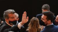 Joan Laporta saat menyapa Lionel Messi di acara pelantikannya menjadi presiden Barcelona (AFP)