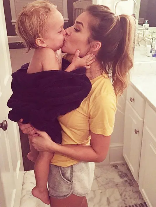 Eric Decker II memberikan ciuman pada sang ibu, Jessie James Decker saat mandi! Gemas banget ya! (instagram/jessiejamesdecker)