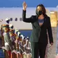 Wakil Presiden AS Kamala Harris melambaikan tangan setibanya di Pangkalan Angkatan Angkatan Udara di Guatemala City, Minggu (6/6/2021). Kamala Harris tiba di Guatemala, dalam perjalanan luar negeri pertamanya ke Amerika Latin, untuk mengatasi masalah lonjakan pengungsi di sana. (JIM WATSON / AFP)