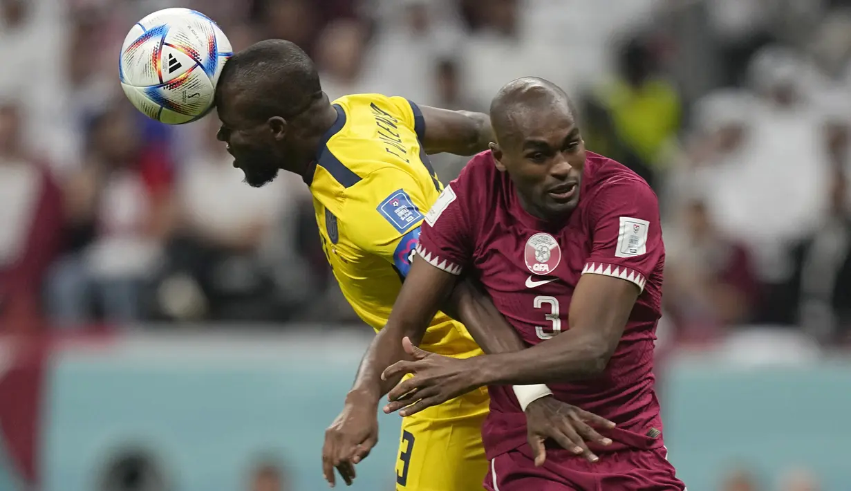 Penyerang Ekuador, Enner Valencia berebut bola dengan pemain Qatar, Abdelkarim Hassan selama pertandingan Grup A Piala Dunia 2022 di Stadion Al Bayt di Al Khor, Qatar, Minggu (20/11/2022). Enner Valencia mencetak dua gol dipertandingan ini dan mengantar Ekuador menang atas Qatar 2-0.  (AP Photo/Manu Fernandez)