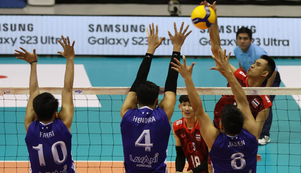 Pemain Timnas Bola Voli Putra Thailand, Thungkham Chaiwat (kanan) melepaskan spike yang berusaha diblok dua pemain Indonesia, Jasen Natanael Kilanta (kanan) dan Hendra Kurniawan pada laga terakhir putaran kedua SEA V League 2023 di di Santa Rosa Sports Complex, Laguna, Filipina, Minggu (30/7/2023). Indonesia menang 3-2 (25-27, 20-25, 25-21, 25-21 dan 15-9) dan menjadi juara. (Phillippines National Volleyball Federation)