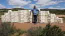 Seniman Kanada, Cosimo Cavallaro berpose sambil membangun dinding perbatasan menggunakan keju di perbatasan Amerika dan Meksiko, dekat Tecate, California, 28 Maret 2019. Cosimo menggunakan 200 blok dari keju cotija yang sudah kedaluwarsa, dan memiliki panjang sekitar 7,6 meter. (REUTERS/Mike Blake)