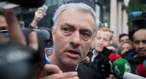 Ekspresi Pelatih Manchester United, Jose Mourinho saat meninggalkan gedung pengadilan di Madrid, Spanyol, (3/11). Mourinho dipanggil oleh pengadilan Madrid atas tuduhan pengelapan pajak. (AP Photo / Paul White)