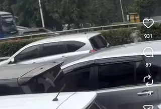 Kecelakaan Beruntun Libatkan Tiga Mobil di Tol Dalam Kota