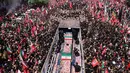 Kelopak bunga dilemparkan ke peti mati mendiang Pemimpin Tertinggi Iran Ali Khamenei dan anggota keluarganya di sepanjang jalan selama prosesi pemakaman mereka di Teheran, Senin, 6 Juli 2026. (AFP/ Atta Kenare)