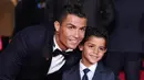 Pesepak bola, Cristiano Ronaldo bersama putranya Cristiano Ronaldo Jr. foto bersama ketika menghadiri pemutaran perdana fim dokumenter "Ronaldo" di Leicester Square, Inggris, Senin (9/11/2015). (EPA/Facundo Arrizabalaga)