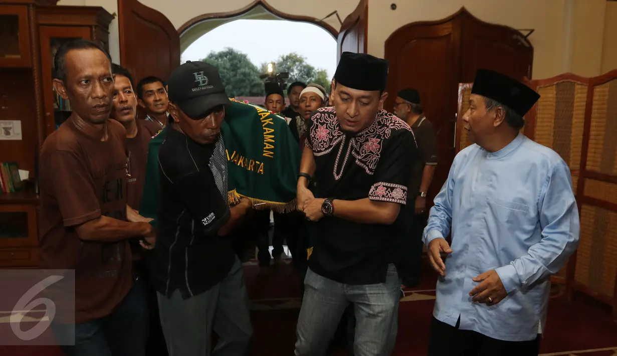 Ustad Zaki ikut membawa keranda Jenazah Budi Anduk, Bekasi, Senin (11/1/2016). Budi Anduk menghembuskan nafas terakhir pada usia 47 tahun di RS Dharmais, Jakarta. (Liputan6.com/Herman Zakharia)