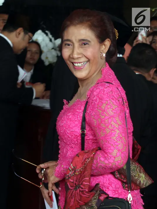 Menteri Kelautan dan Perikanan Susi Pudjiastuti tersenyum saat tiba menghadiri  Sidang Tahunan MPR, DPR dan DPD di Kompleks Parlemen, Senayan, Jakarta, Kamis, (16/8). Tema sidang tahunan kali ini Bhinneka Tunggal Ika. (Liputan6.com/Johan Tallo)