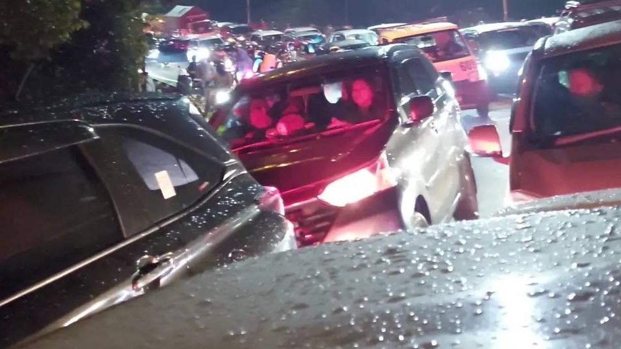 Wanita Ini Terjebak Macet selama 16 Jam di Jalur Puncak Bogor, Curhatannya Viral