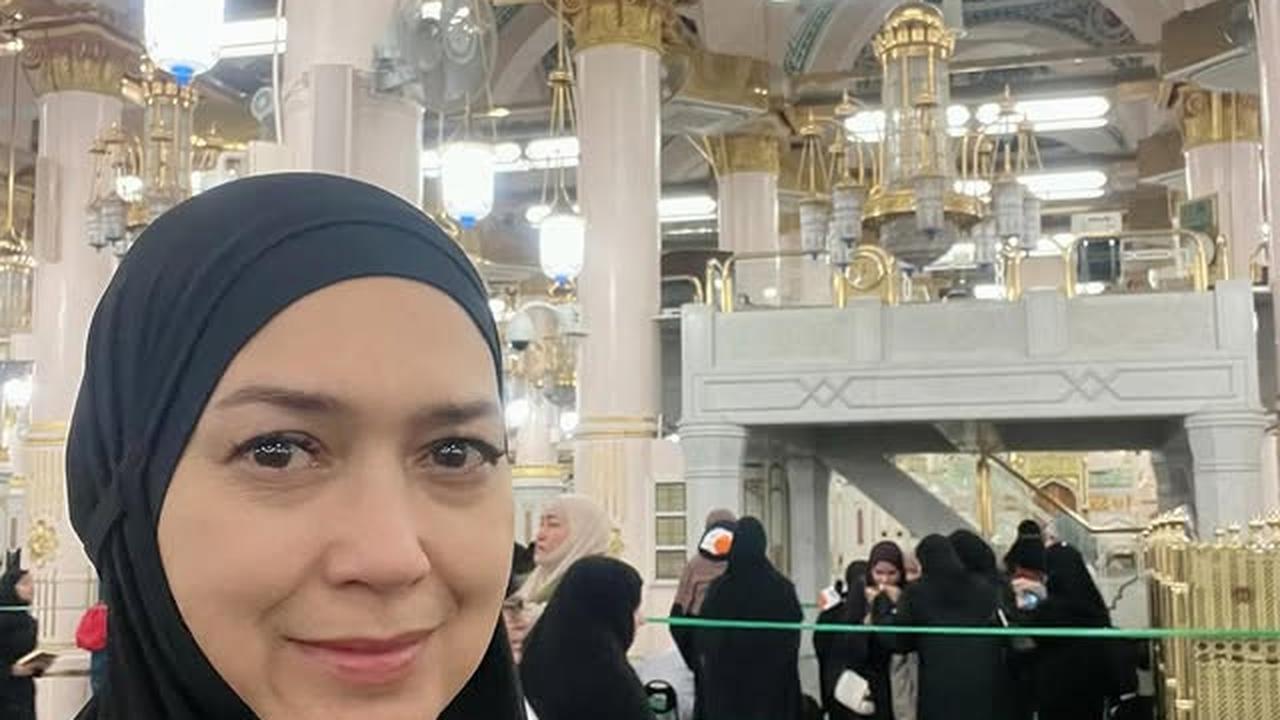 Penampilan Ira Wibowo Berhijab Saat Umrah Bikin Pangling, Ungkap Hal Istimewa Ini Ketika di Tanah Suci