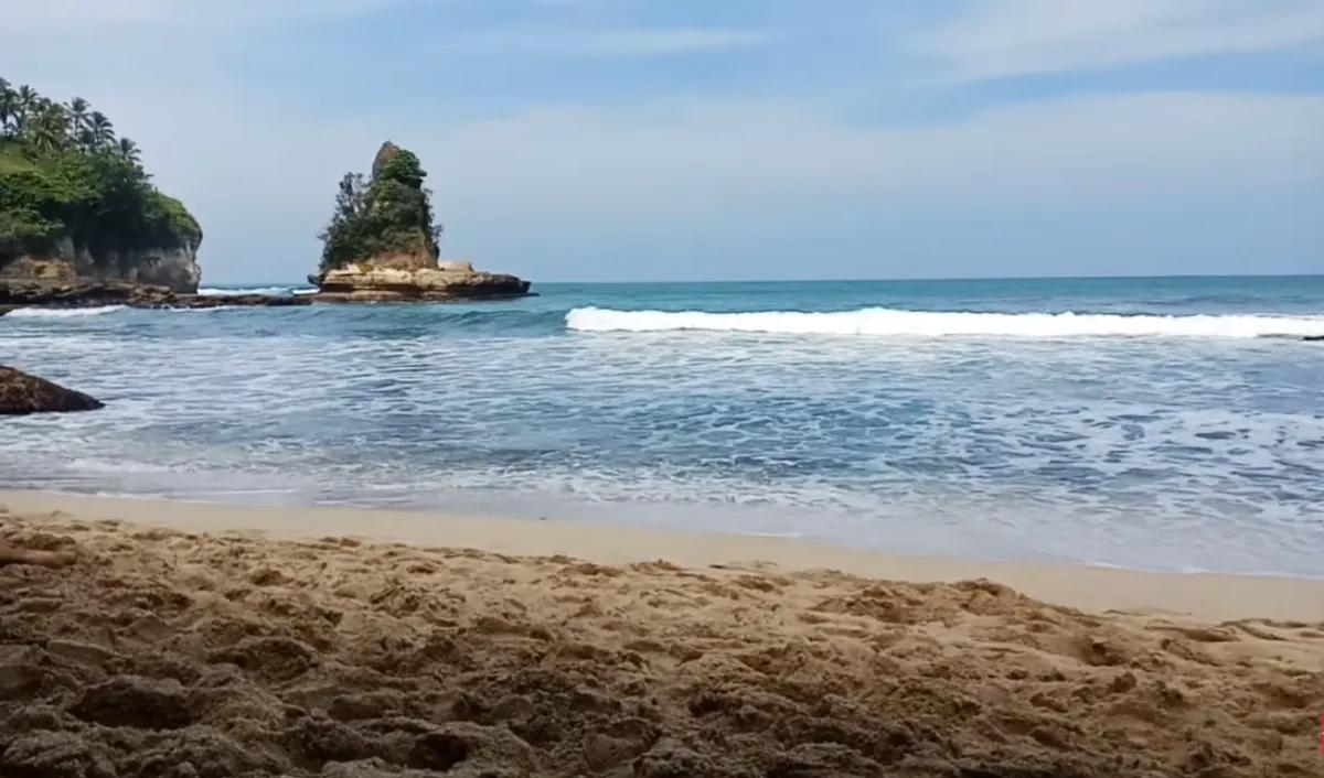 Batu karang yang menjulang indah