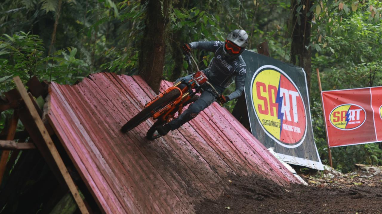 Agenda Resmi Federasi Sepeda Dunia, Banyuwangi Ijen Geopark Downhill Diikuti Ratusan Pembalap dari 7 Negara