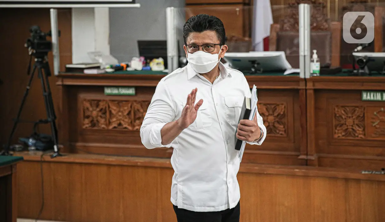 Terdakwa kasus pembunuhan berencana terhadap Nofriansyah Yousa Hutabarat atau Brigadir J, Ferdy Sambo menyapa pengunjung sebelum menjalani sidang di Pengadian Negeri Jakarta Selatan, Jakarta, Selasa (24/1/2023). Sambo mengaku pasrah atas perkara kasus yang dialaminya. Kepasrahannya itu sebagaimana tertuang dalam nota pembelaan atau pleidoi atas tuntutan seumur hidup jaksa penuntut umum (JPU). (Liputan6.com/Faizal Fanani)