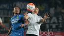 Pemain Persib Bandung, Haryono berebut bola dengan pemain Persela Lamongan, Eka Ramdani, pada laga Piala Presiden 2017 di Stadion Si Jalak Harupat, Bandung, Jumat (17/2/2017). Persib menang 2-0 atas Persela. (Bola.com/Nicklas Hanoatubun)