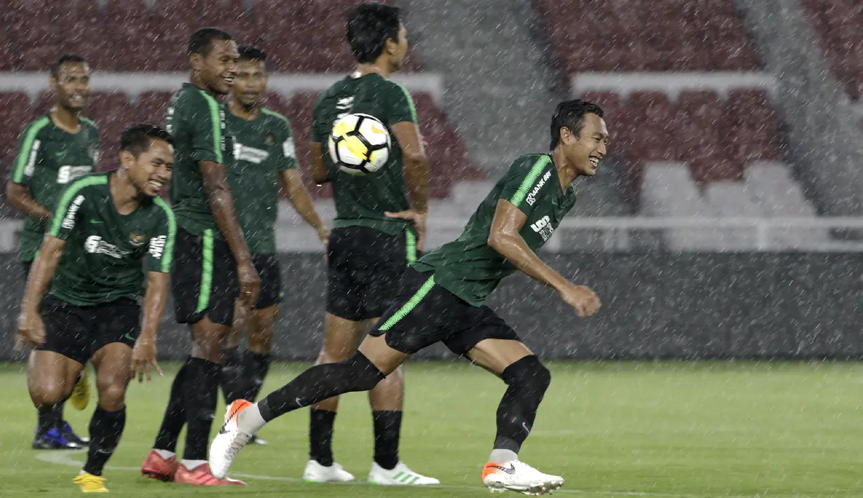 Pemain Timnas Indonesia, Hansamu Yama dan Andik Vermansah, tertawa saat latihan di SUGBK, Jakarta, Jumat (14/6). Latihan ini persiapan jelang laga persahabatan melawan Vanuatu. (Bola.com/Yoppy Renato)