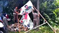 Tim gabungan mulai menertibkan Alat Peraga Kampanye Pilkada Kota Bengkulu yang diduga melanggar aturan (Liputan6.com/Yuliardi Hardjo)