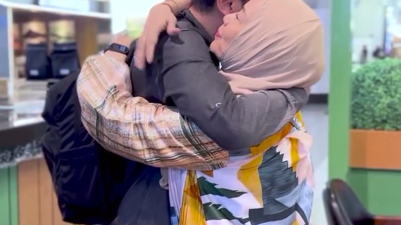 Momen Dewi Yull Antarkan Surya Sahetapy Kembali ke Amerika, Berusaha Tegar Tapi Mewek Juga