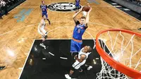 Forward New York Knicks, Kristaps Porzingis, mencetak dobel-dobel untuk memimpin timnya mengalahkan Brooklyn Nets, Kamis (2/2/2017). (NBA)