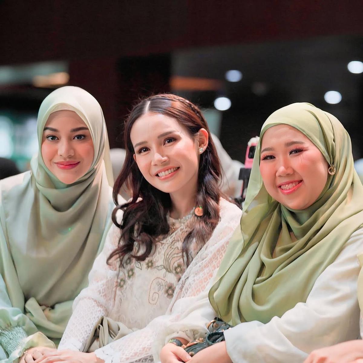 5 Potret Kiky Saputri Tampil Berhijab saat Hadiri Acara Kajian, Penampilannya Curi Perhatian
