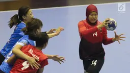 Pemain bola tangan putri Indonesia, Gadis Risma Septiananda (kanan) saat melawan Hong Kong pada kualifikasi posisi 7-8 Bola Tangan Putri Asian Games 2018 di GOR POPKI, Jakarta, Rabu (29/8). Indonesia menyerah 16-30. (Liputan6.com/Helmi Fithriansyah)