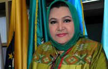 Tiba di Banyuwangi, Denada Langsung Bersimpuh dan Menangis di Hadapan Jenazah Emilia Contessa