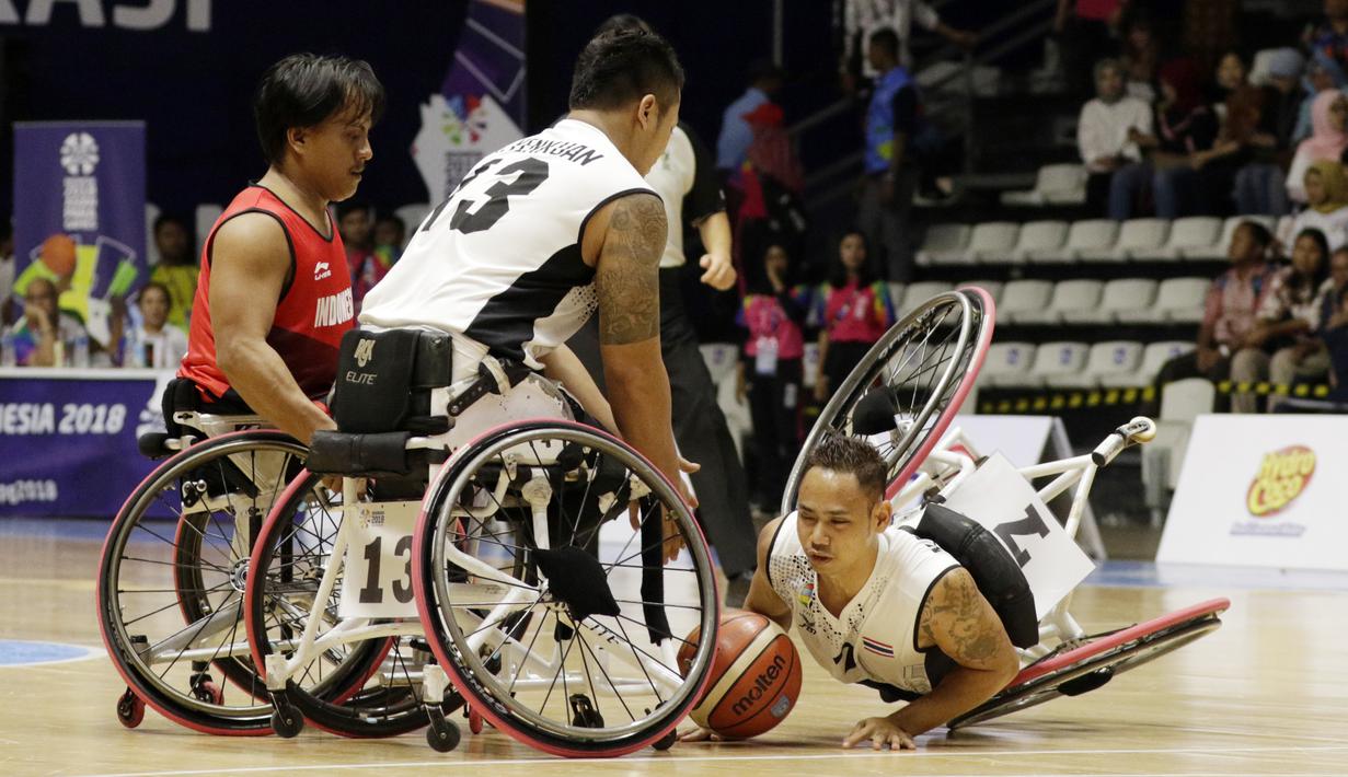 Pebasket Thailand, Mongkol Tunsaard, terjatuh saat melawan Indonesia pada Asian Para Games di Hall Basket, Jakarta, Rabu (10/10/2018). Indonesia kalah 10-62 dari Thailand. (Bola.com/M Iqbal Ichsan)