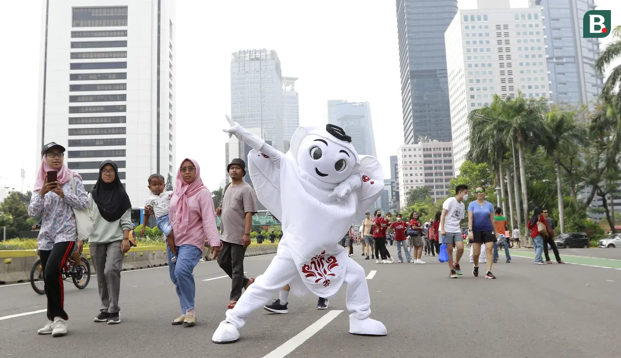 Maskot Piala Dunia 2022, La'eeb, berpose saat menyapa warga Ibukota saat Car Free Day (CFD) di kawasan Sudirman, Jakarta, Minggu (06/11/2022). (Bola.com/M iqbal Ichsan)