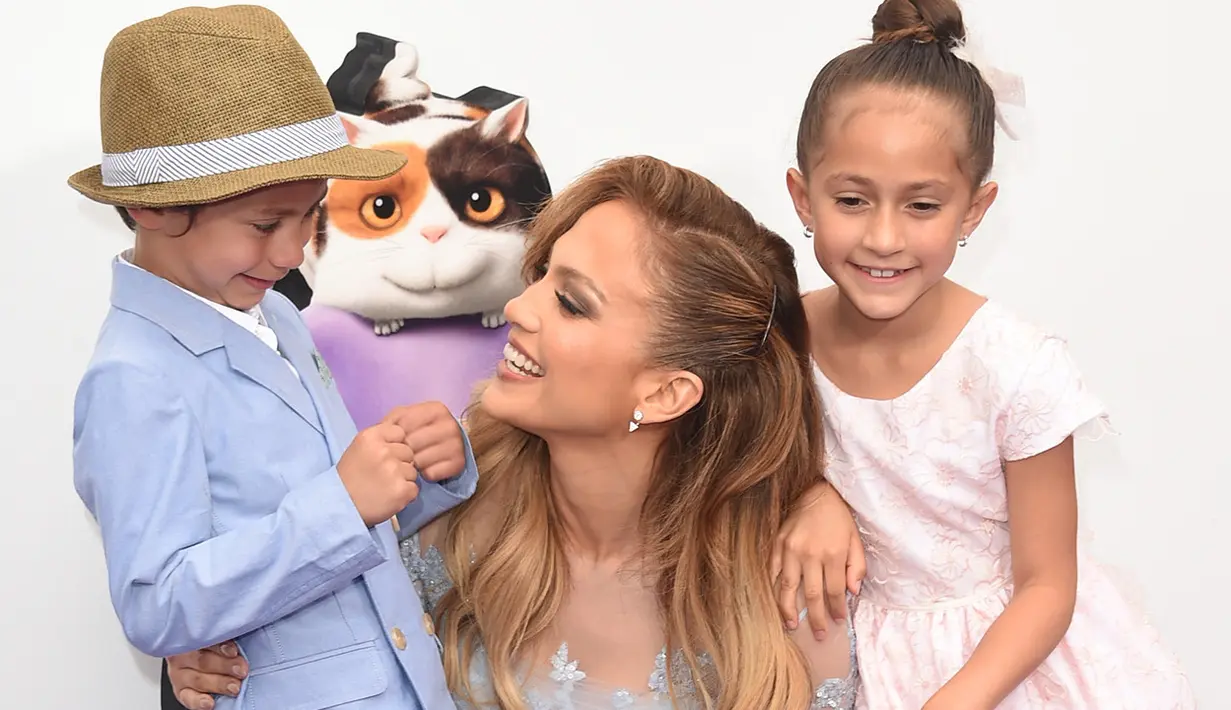 Jennifer Lopez melahirkan anak kembarnya pada Februari 2008. Ia memberikan nama Max dan Emme. (Entertainment Tonight)