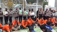 Aksi makan bersama digelar buruh di depan Kantor Gubernur Sumut, Bobby Nasution, pada peringatan May Day 2025