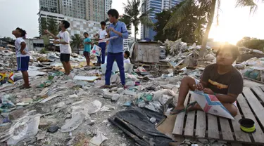 Anak-anak bermain layang-layang di tempat pembuangan limbah bangunan di Gandaria, Jakarta, Jumat (4/3). Keterbatasan lahan bermain membuat anak-anak tersebut terpaksa menghabiskan waktu di tempat yang tidak semestinya. (Liputan.com/Immanuel Antonius)