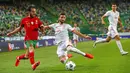 Penyerang Portugal, Bernardo Silva, berusaha melewati pemain Spanyol, Gaya, pada laga uji coba di Stadion Jose Alvalede, Kamis (8/10/2020). Kedua tim bermain imbang 0-0. (AP Photo/Armando Franca)