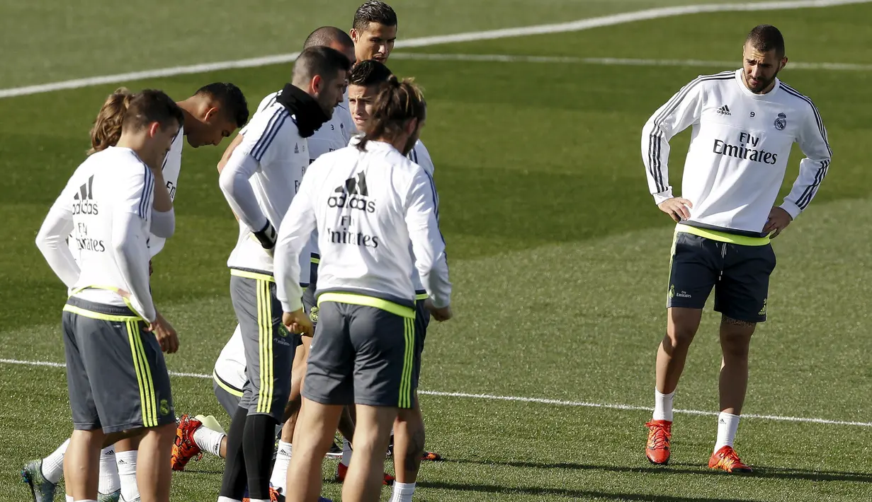 Penyerang Real Madrid Karim Benzema (kanan) saat sesi latihan jelang El Clasico melawan Barcelona, di Valdebeba, Spanyol, Jumat (20/11/2015). (REUTERS/Paul Hanna)