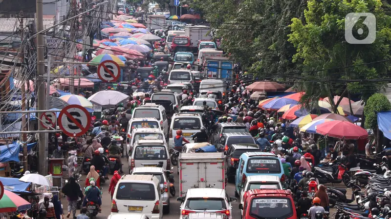 FOTO: Tak Pedulikan PSBB, Pasar Kebayoran Lama Macet Parah