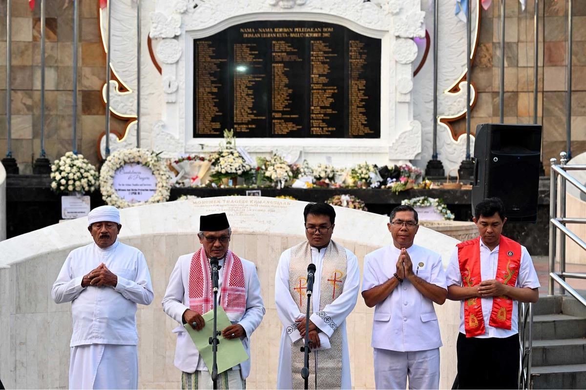 FOTO: Peringatan 23 Tahun Bom Bali, Doa dan Bunga untuk Korban