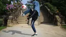 Aksi Qhouirunnisa Endang Wahyudi saat men-juggling bola di sebuah taman di Klang, Kuala Lumpur, (11/7). (AFP Photo/Mohd Rasfan)