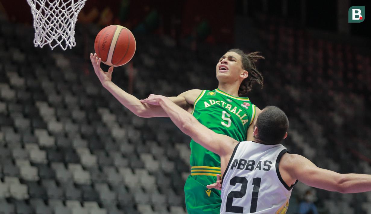 Pebasket Australia, Tyrese Proctor (kiri) berusaha mencetak poin dihalangi oleh pebasket Yordania, Hasem Abbaas saat matchday pertama Grup A FIBA Asia Cup 2022 antara Timnas Yordania melawan Timnas Australia di Istora Senayan, Jakarta, Selasa (12/07/2022). (Bola.com/Bagaskara Lazuardi)