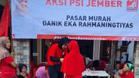Ketua DPP PSI Danik Eka Rahmaningtiyas menyerahkan paket sembako murah kepada masyarakat Jember.