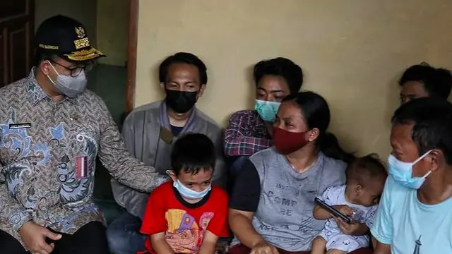 Gubernur DKI Jakarta Anies Baswedan menyambangi lokasi kebakaran yang menewaskan 10 warga di Matraman. (Dok: Instagram @aniesbaswedan)