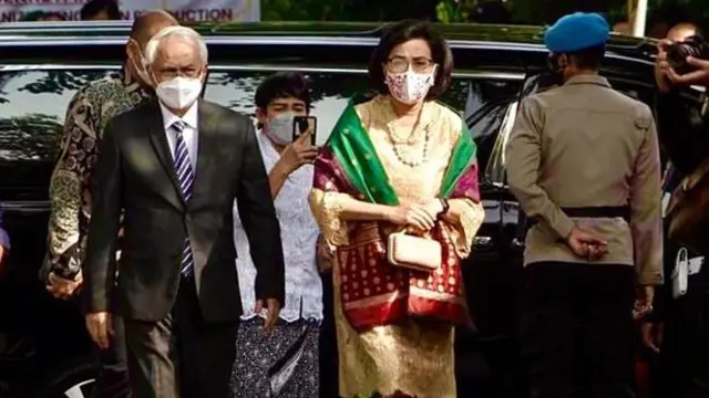 Sri Mulyani saat berkebaya kuning di undangan pernikahan
