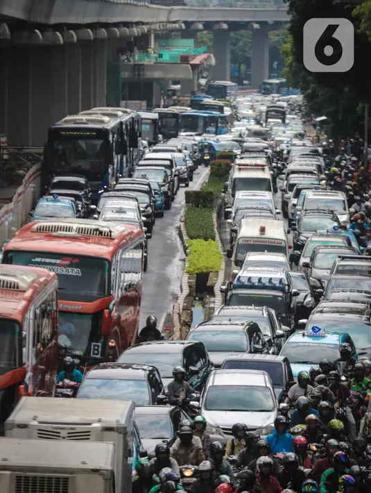 Kendaraan terpaksa berjalan tersendat di Jalan Rasuna Said, Kuningan, Jakarta, Rabu (22/1/2020). Kemacetan di depan Kantor Kemenkumham ini  imbas dari unjuk rasa warga Tanjung Priok yang memprotes dan menuntut Menkumham Yasonna Laoly minta maaf. (Liputan6.com/Faizal Fanani)