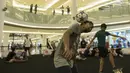 Seorang freestyler mengontrol bola dengan kepala saat pemanasan jelang penampilannya pada turnamen Indonesian Freestyle Football Championship di Mall Pluit Village, Jakarta, Sabtu (14/11/2015). (Bola.com/Vitalis Yogi Trisna)