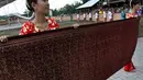 Bentangan kain motif Pinawetengan sepanjang 100 meter memecahkan rekor dunia (Guinness World Records) di Desa Tompaso, Minahasa, Sulut. (Antara)