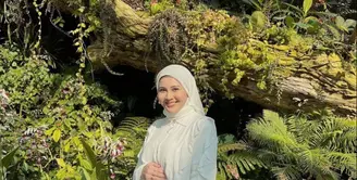 Rok menjadi pilihan bawahan yang nyaman untuk bumil. @kesharatuliu05.