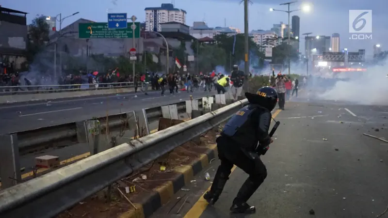 Perang Gas Air Mata Polisi VS Kembang Api Pengunjuk Rasa