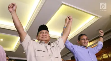 Ekspresi capres-cawapres nomor urut 02 Prabowo Subianto (kiri) dan Sandiaga Uno usai memberi ketarangan terkait hasil putusan sidang Mahkamah Konstitusi (MK) di Jakarta, Kamis (27/6/2019). Prabowo dan Sandiaga menerima hasil putusan MK terkait sengketa Pilpres 2019. (Liputan6.com/Angga Yuniar)