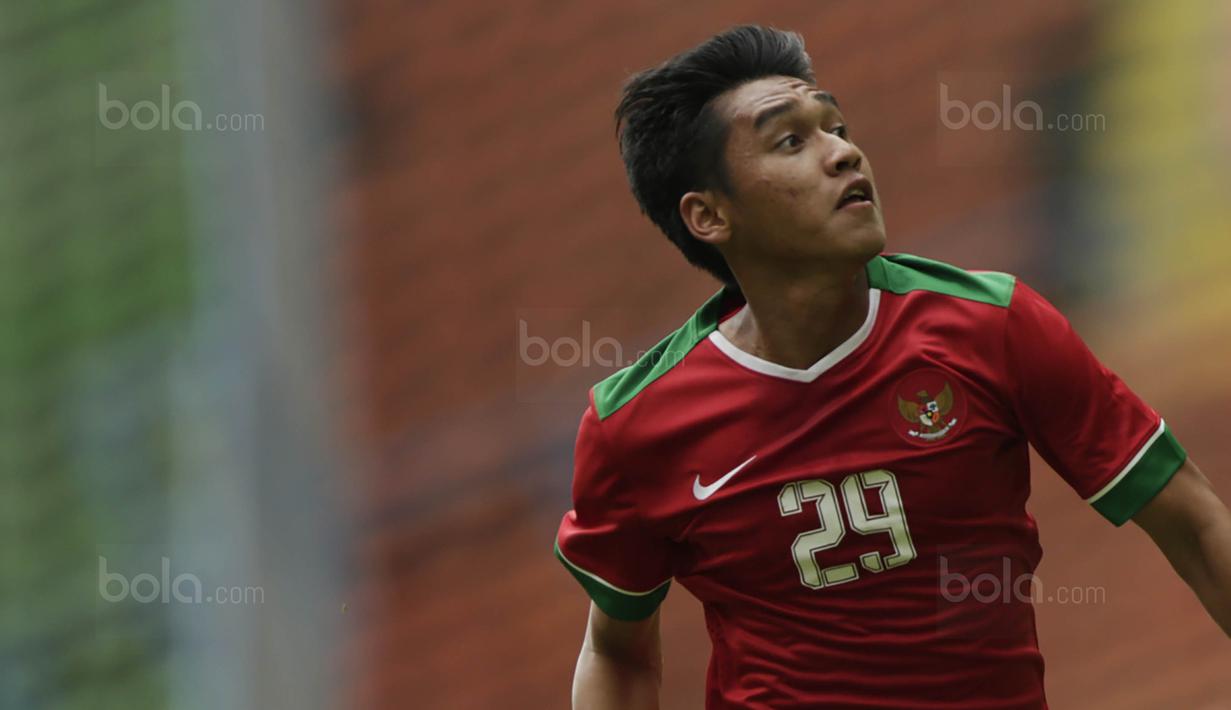 Gelandang Timnas Indonesia, Septian David, mengejar bola saat melawan Thailand pada laga SEA Games di Stadion Shah Alam, Selangor, Selasa (15/8/2017). Kedua negara bermain imbang 1-1. (Bola.com/Vitalis Yogi Trisna)