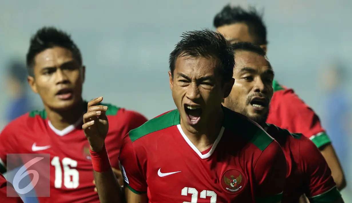 Bek Timnas Indonesia, Hansamu Yama Pranata (tengah) meluapkan emosi usai mencetak gol ke gawang Thailand di final pertama Piala AFF 2016, Stadion Pakansari, Bogor, Rabu (14/12). Indonesia unggul 2-1 atas Thailand. (Liputan6.com/Helmi Fithriansyah)