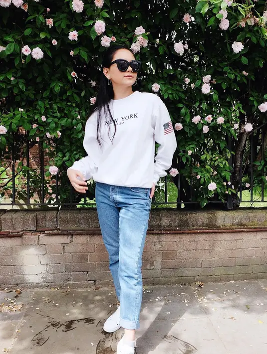 Kalau yang satu ini, Alyssa tampil dengan gaya kasualnya. Memakai jeans, kaos tangan panjang putih dan sneakers putihnya. Rambutnya yang dikuncir setengah dan kaca mata hitamnya membuat Alyssa keren banget. (Instagram/alysssadaguise)